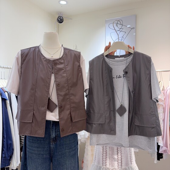 Early autumn layered old-fashioned PU leather vest jacket for women + letter short-sleeved T-shirt two-piece top fashionable style
Early autumn layered old-fashioned PU leather vest jacket for women + letter short-sleeved T-shirt two-piece top fashionable style