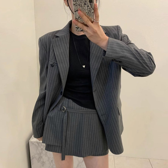 Liangliangjia French high-end striped suit jacket for women in spring new niche high waist versatile skirt short skirt
Liangliangjia French high-end striped suit jacket for women in spring new niche high waist versatile skirt short skirt