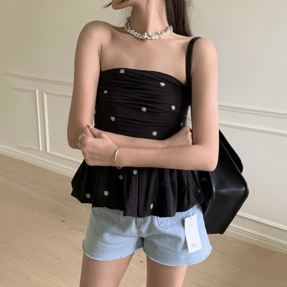Niche temperament, wearing a vest for women with a niche temperament, a small sexy embroidered flower folds, waist-hugging and slimming strapless top
Niche temperament, wearing a vest for women with a niche temperament, a small sexy embroidered flower folds, waist-hugging and slimming strapless top