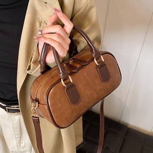 High-end bowling handbag women's 2025 spring and summer retro Maillard shoulder bag casual crossbody bag 
High-end bowling handbag women's 2025 spring and summer retro Maillard shoulder bag casual crossbody bag