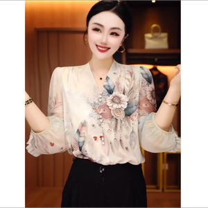 Summer thin French V-neck printed ironing shirt for women with loose and high-end three-quarter sleeve small shirt mother top 
Summer thin French V-neck printed ironing shirt for women with loose and high-end three-quarter sleeve small shirt mother top