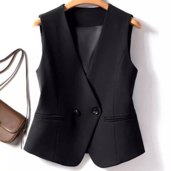 V-neck vest for women 2024 spring and autumn style slim double-breasted niche short horse clip vest wearing outside shoulders
V-neck vest for women 2024 spring and autumn style slim double-breasted niche short horse clip vest wearing outside shoulders