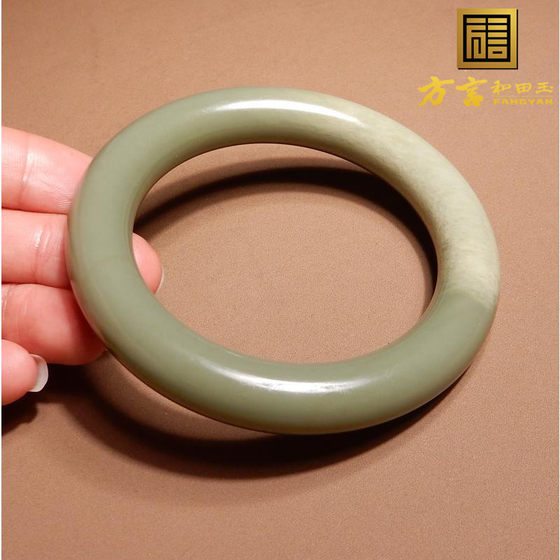 Repay for loss Dialect Hetian jade collection grade Xinjiang two-color fine and unstructured sand date green seed material 59mm bracelet A6
Repay for loss Dialect Hetian jade collection grade Xinjiang two-color fine and unstructured sand date green seed material 59mm bracelet A6