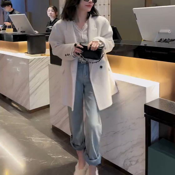 French style casual wool suit jacket for women 2025 autumn new European white slim mid-length coat
French style casual wool suit jacket for women 2025 autumn new European white slim mid-length coat