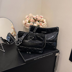 This year's most popular bags, women's 2025 new super hot chain bucket hobo bag, versatile single shoulder crossbody bag 
This year's most popular bags, women's 2025 new super hot chain bucket hobo bag, versatile single shoulder crossbody bag