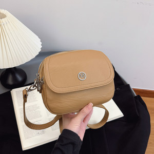 Light luxury niche bag women's 2025 new fashionable and versatile one-shoulder crossbody bag super popular fashionable casual square bag 
Light luxury niche bag women's 2025 new fashionable and versatile one-shoulder crossbody bag super popular fashionable casual square bag