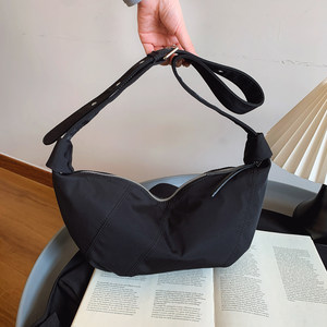 Light luxury niche bag women's 2025 new lightweight Oxford cloth underarm croissant bag high-end single-shoulder crossbody bag 
Light luxury niche bag women's 2025 new lightweight Oxford cloth underarm croissant bag high-end single-shoulder crossbody bag