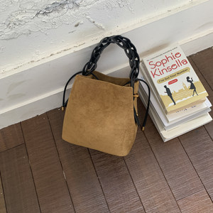 Super popular small bag women's 2025 new niche design leather velvet portable bucket small bag versatile single shoulder crossbody bag 
Super popular small bag women's 2025 new niche design leather velvet portable bucket small bag versatile single shoulder crossbody bag