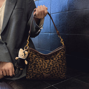 Niche hot bag for women 2025 new super hot leopard print underarm commuter tote bag versatile one-shoulder crossbody bag 
Niche hot bag for women 2025 new super hot leopard print underarm commuter tote bag versatile one-shoulder crossbody bag