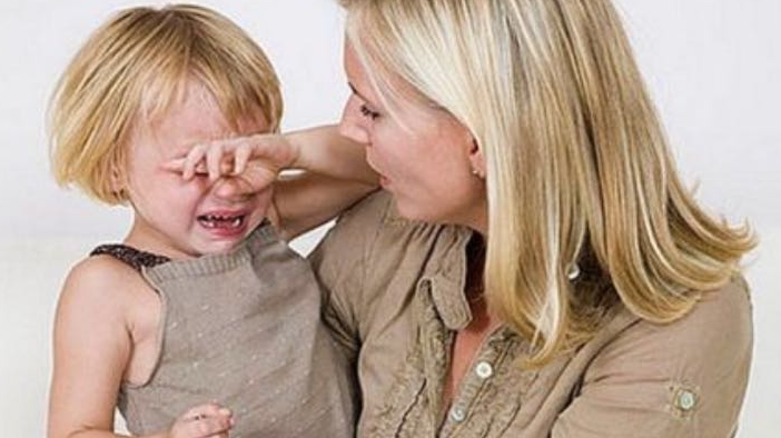 不要对孩子采用“硬性止哭”的方式