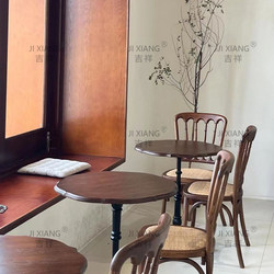 American Retro Cafe Tables and Chairs, Dessert Bakery Shop Tables, Milk Tea Bed and Breakfast, Western Restaurant Solid Wood Round Tables for Commercial Use American Retro Cafe Tables and Chairs, Dessert Bakery Shop Tables, Milk Tea Bed and Breakfast, Western Restaurant Solid Wood Round Tables for Commercial Use