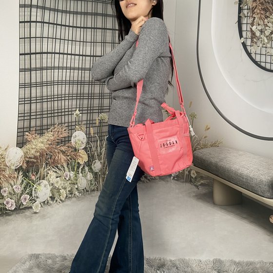 Jordan Jordan pink crossbody bag AJ large capacity shoulder bag men and women sports bag 25 years new handbag
Jordan Jordan pink crossbody bag AJ large capacity shoulder bag men and women sports bag 25 years new handbag