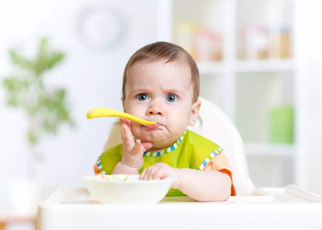 婴儿辅食过敏的症状（怎样判断和避免宝宝食物过敏）-幼儿百科-魔术铺