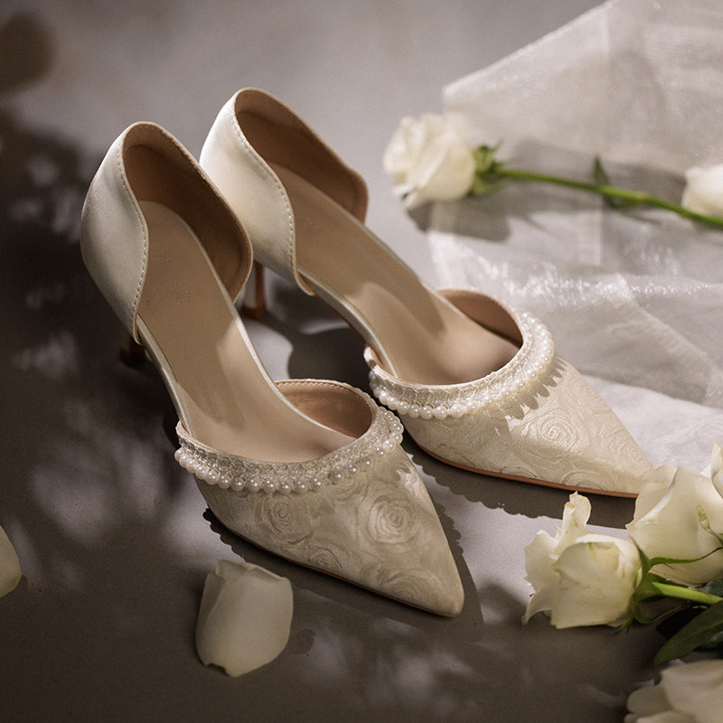Yabuchun White Rose Pearl Pointed High Heel Shoes