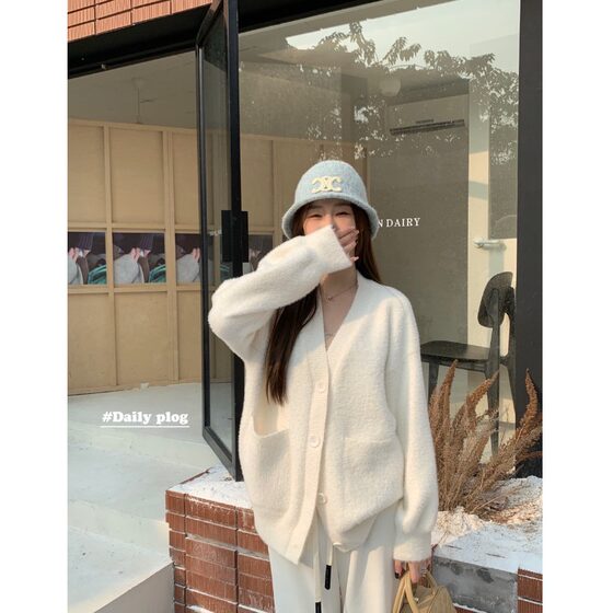 Lazy and gentle white sweater for women 2024 new winter loose Korean V-neck thickened knitted cardigan top 
Lazy and gentle white sweater for women 2024 new winter loose Korean V-neck thickened knitted cardigan top