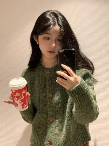Lazy style short loose green sweater jacket for women in autumn and winter thickened gentle style Korean knitted cardigan top
Lazy style short loose green sweater jacket for women in autumn and winter thickened gentle style Korean knitted cardigan top