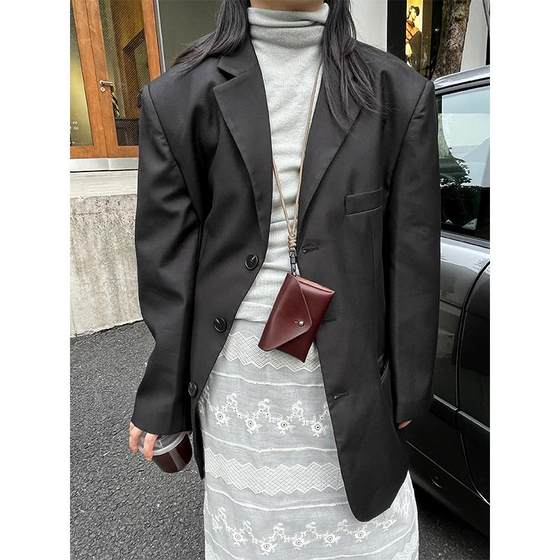 Niche Cousin 2.0 version suit style is super good silhouette and shoulder pad suit vintage
Niche Cousin 2.0 version suit style is super good silhouette and shoulder pad suit vintage