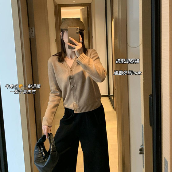 Random lazy style long-sleeved V-neck knitted cardigan fashionable temperament versatile warm short style single-breasted jacket
Random lazy style long-sleeved V-neck knitted cardigan fashionable temperament versatile warm short style single-breasted jacket