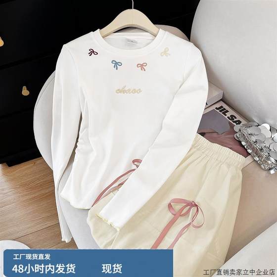 Soft light filter ~ Niche bow embroidered long-sleeved T-shirt for women with bows and buds skirts for early autumn age reduction wear set
Soft light filter ~ Niche bow embroidered long-sleeved T-shirt for women with bows and buds skirts for early autumn age reduction wear set