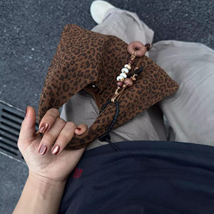 Super hot leopard print tote bag women's versatile new niche fashion commuter one-shoulder armpit bag carry vegetable basket 
Super hot leopard print tote bag women's versatile new niche fashion commuter one-shoulder armpit bag carry vegetable basket