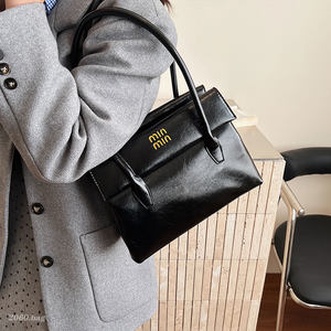 Western, fashionable, exquisite and versatile Korean-style high-end one-shoulder portable temperament leather 2025 autumn and winter women's tote bag 
Western, fashionable, exquisite and versatile Korean-style high-end one-shoulder portable temperament leather 2025 autumn and winter women's tote bag