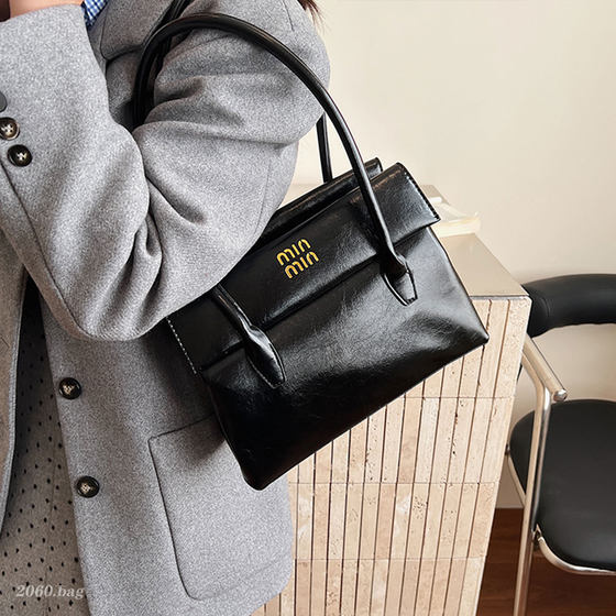 Western, fashionable, exquisite and versatile Korean-style high-end one-shoulder portable temperament leather 2025 autumn and winter women's tote bag 
Western, fashionable, exquisite and versatile Korean-style high-end one-shoulder portable temperament leather 2025 autumn and winter women's tote bag