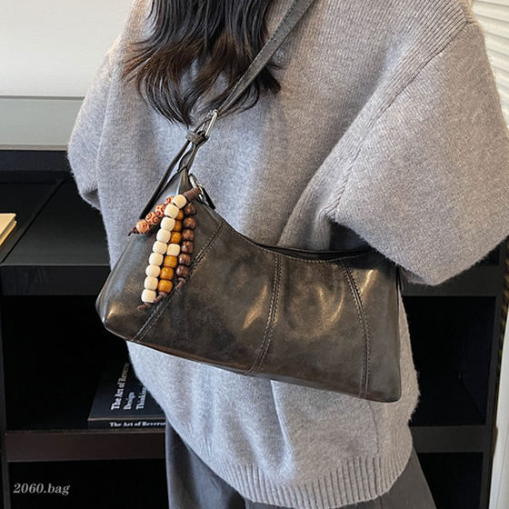 Western style, versatile, exquisite and fashionable, leather shoulder bag for commuting to work, 2025 autumn women's armpit bag 
Western style, versatile, exquisite and fashionable, leather shoulder bag for commuting to work, 2025 autumn women's armpit bag