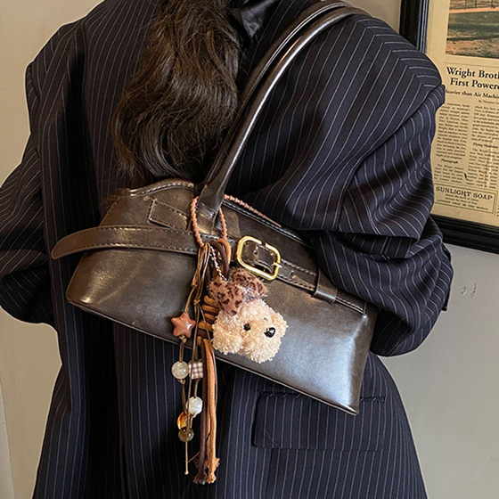 Fashionable, exquisite, foreign style, versatile, high-end leather shoulder bag, simple temperament, 2025 autumn women's armpit bag 
Fashionable, exquisite, foreign style, versatile, high-end leather shoulder bag, simple temperament, 2025 autumn women's armpit bag