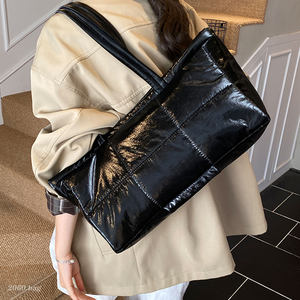 Large capacity, versatile, simple and stylish, commuting to work, outdoor shoulder portable casual 2025 autumn and winter women's tote bag 
Large capacity, versatile, simple and stylish, commuting to work, outdoor shoulder portable casual 2025 autumn and winter women's tote bag