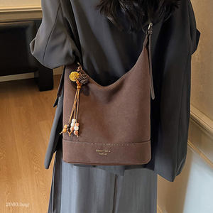 Fashionable and versatile one-shoulder cross-body fashion 2025 autumn women's new bucket bag simple suede retro commuting 
Fashionable and versatile one-shoulder cross-body fashion 2025 autumn women's new bucket bag simple suede retro commuting