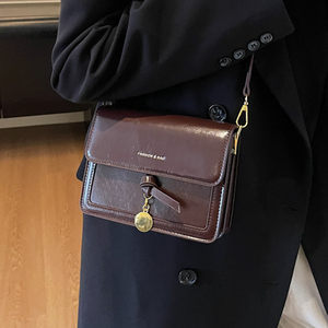 Temperament, fashion, exquisite, versatile, simple, one-shoulder, cross-body, high-end leather, stylish 2025 autumn women’s small square bag 
Temperament, fashion, exquisite, versatile, simple, one-shoulder, cross-body, high-end leather, stylish 2025 autumn women’s small square bag
