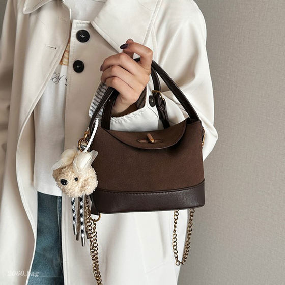 Fashionable and versatile suede high-end simple one-shoulder cross-body portable commuting 2025 autumn women's small square bag 
Fashionable and versatile suede high-end simple one-shoulder cross-body portable commuting 2025 autumn women's small square bag