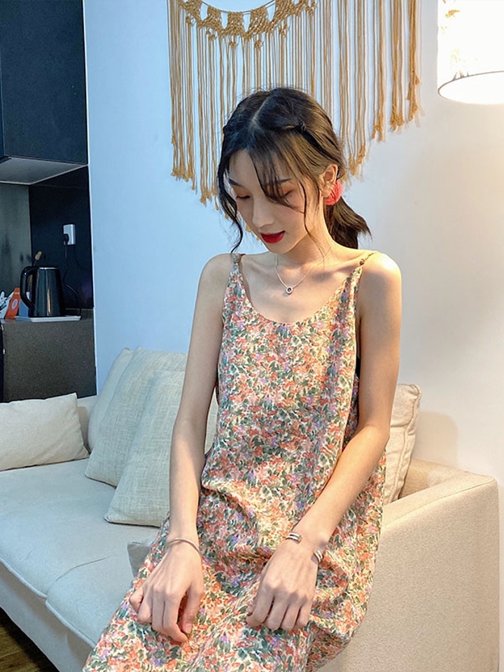 梁子晨 MOSIKY 碎花吊带连衣裙 梁子晨 MOSIKY 碎花吊带连衣裙