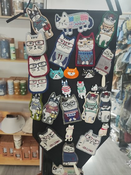It can be hung on a bag or pinned to clothes. It is a brooch or a pendant. It is an authentic Japanese kitten exported 246. 
It can be hung on a bag or pinned to clothes. It is a brooch or a pendant. It is an authentic Japanese kitten exported 246.