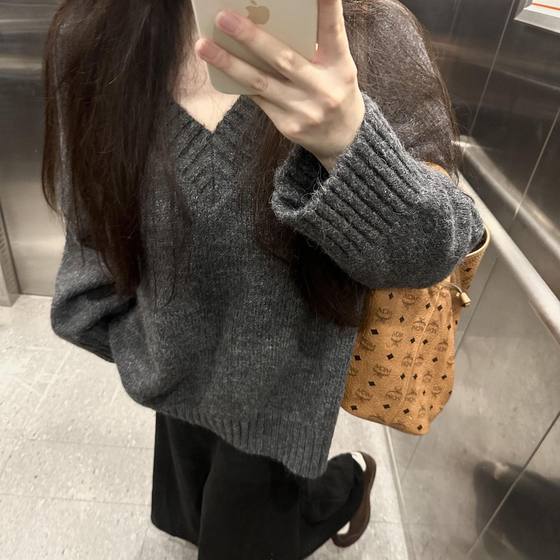 Lazy style V-neck gray sweater women's pullover autumn new simple high-end knitted sweater autumn and winter loose top 
Lazy style V-neck gray sweater women's pullover autumn new simple high-end knitted sweater autumn and winter loose top