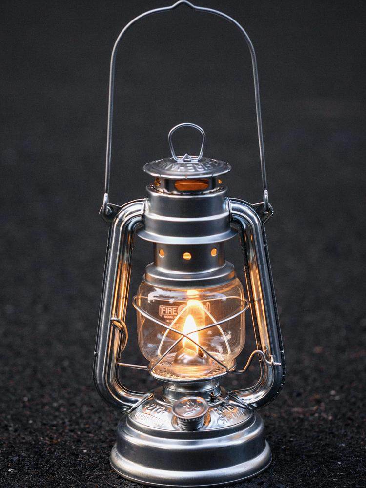 非常に古代のドイツ製ビンテージ灯油ランタン - ポータブルキャンプランプ