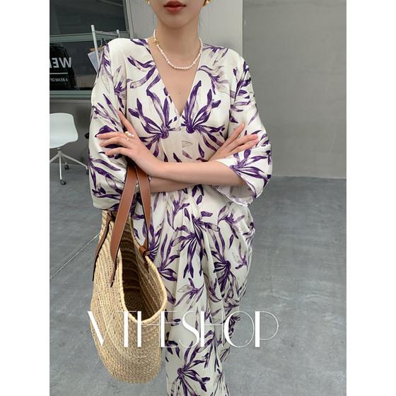 Printed Bat Sleeve Tea Buck Dress Women's V -neck French Broken Floor French Flower Slender Ten Loose Paper Lazy Skirt
Printed Bat Sleeve Tea Buck Dress Women's V -neck French Broken Floor French Flower Slender Ten Loose Paper Lazy Skirt