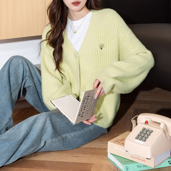 Tang Shi 2025 autumn and winter simple and versatile V-neck knitted cardigan for women's spring and autumn jacket high-end temperament women's sweater
Tang Shi 2025 autumn and winter simple and versatile V-neck knitted cardigan for women's spring and autumn jacket high-end temperament women's sweater