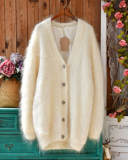 South Africa's high-end super long mohair Oversize lazy style V-neck long coat Autumn and winter loose temperament coat 
South Africa's high-end super long mohair Oversize lazy style V-neck long coat Autumn and winter loose temperament coat