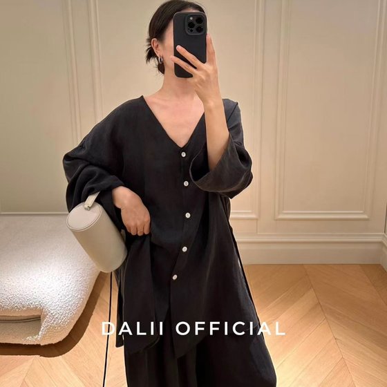 25112 light and casual high-end feeling_V neck relaxed Tennis loose sunscreen shirt wide-leg trousers suit
25112 light and casual high-end feeling_V neck relaxed Tennis loose sunscreen shirt wide-leg trousers suit