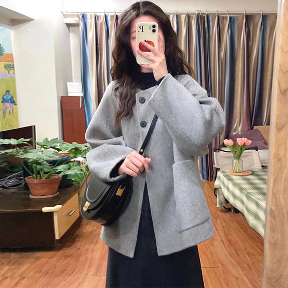 Advanced gray short woolen coat female spring and autumn dress new Korean version of small loose and thin woolen coat
Advanced gray short woolen coat female spring and autumn dress new Korean version of small loose and thin woolen coat