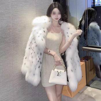 Women's fox fur spotted pattern mid-length fur coat 
Women's fox fur spotted pattern mid-length fur coat