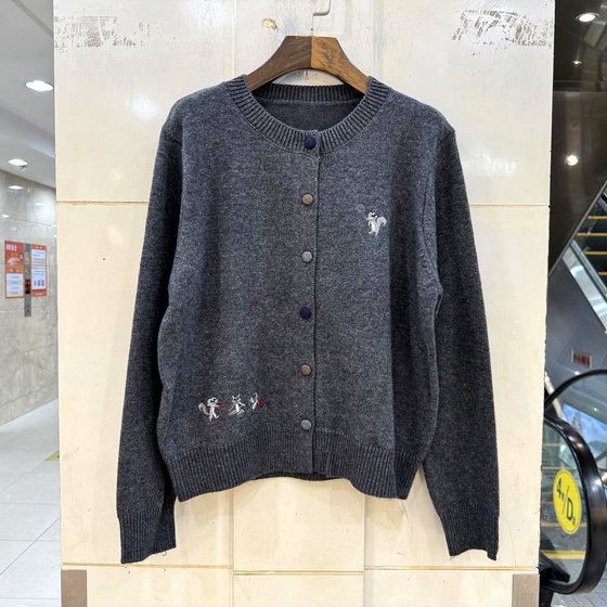 9035 European Station Autumn Clothing 2025 New Little Fox Embroidered Round Neck Single Breasted Sweater Knitted Jacket Women
9035 European Station Autumn Clothing 2025 New Little Fox Embroidered Round Neck Single Breasted Sweater Knitted Jacket Women