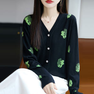 Spring and autumn new fashionable V-neck jacquard wool cardigan jacket, feminine and slimming, age-reducing outer knitted sweater 
Spring and autumn new fashionable V-neck jacquard wool cardigan jacket, feminine and slimming, age-reducing outer knitted sweater