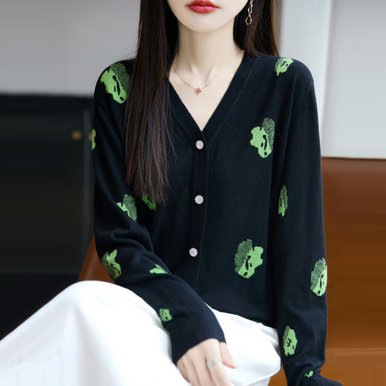 Spring and autumn new fashionable V-neck jacquard wool cardigan jacket, feminine and slimming, age-reducing outer knitted sweater 
Spring and autumn new fashionable V-neck jacquard wool cardigan jacket, feminine and slimming, age-reducing outer knitted sweater