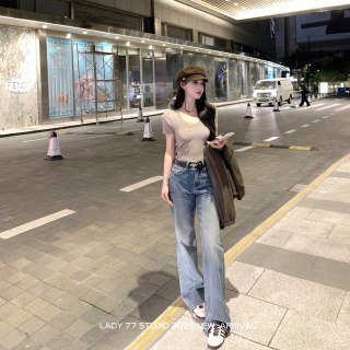 Qi Ge viki can match the style of slim and wash straight jeans 
Qi Ge viki can match the style of slim and wash straight jeans