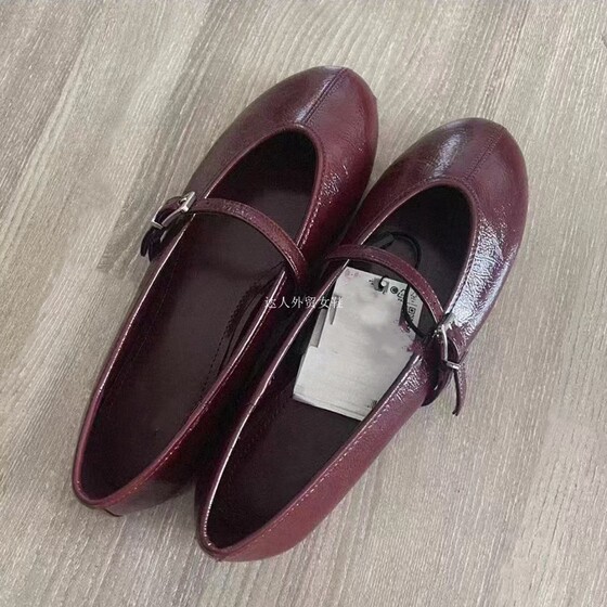 Spain's new round toe light mouth red wedding shoes patent leather flat ballet popular light mouth shoes
Spain's new round toe light mouth red wedding shoes patent leather flat ballet popular light mouth shoes