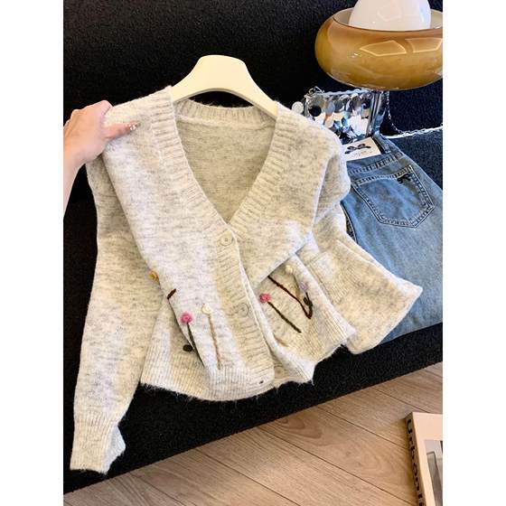 V-neck sweater cardigan for women loose outerwear autumn new fashionable Korean style soft and glutinous knitted jacket 52736
V-neck sweater cardigan for women loose outerwear autumn new fashionable Korean style soft and glutinous knitted jacket 52736