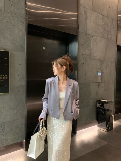 Summer gray-purple high-end shiny satin cut-off wide shoulder casual short blazer women's versatile suit
Summer gray-purple high-end shiny satin cut-off wide shoulder casual short blazer women's versatile suit