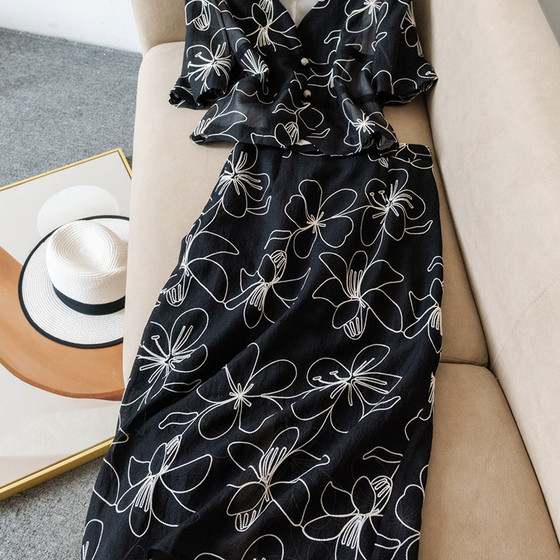 Jacquard new Chinese style suit V-neck short-sleeved shirt + semi-elastic high waist slit straight skirt H28643
Jacquard new Chinese style suit V-neck short-sleeved shirt + semi-elastic high waist slit straight skirt H28643